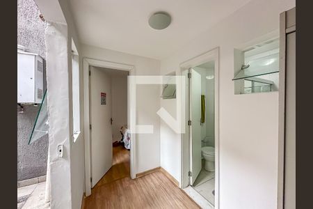 Casa à venda com 240m², 9 quartos e sem vaga Casa à venda com 240m², 9 quartos e sem vagaBanheiro Corredor