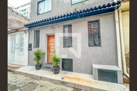 Casa à venda com 240m², 9 quartos e sem vaga Casa à venda com 240m², 9 quartos e sem vagaFachada