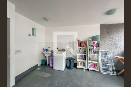 Casa à venda com 240m², 9 quartos e sem vaga Casa à venda com 240m², 9 quartos e sem vagaVaranda