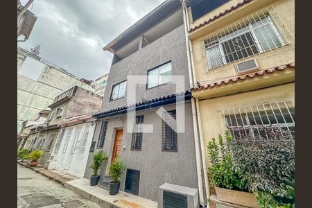 Casa à venda com 240m², 9 quartos e sem vaga Casa à venda com 240m², 9 quartos e sem vagaFachada