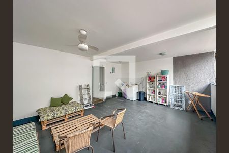 Casa à venda com 240m², 9 quartos e sem vaga Casa à venda com 240m², 9 quartos e sem vagaVaranda