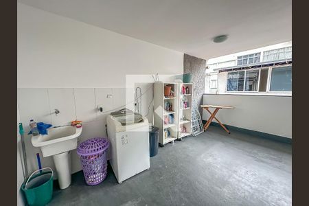 Casa à venda com 240m², 9 quartos e sem vaga Casa à venda com 240m², 9 quartos e sem vagaVaranda