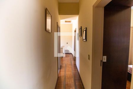 Casa para alugar com 230m², 6 quartos e 4 vagas Casa para alugar com 230m², 6 quartos e 4 vagasCorredor