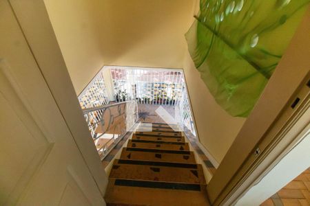 Casa para alugar com 230m², 6 quartos e 4 vagas Casa para alugar com 230m², 6 quartos e 4 vagasEscada