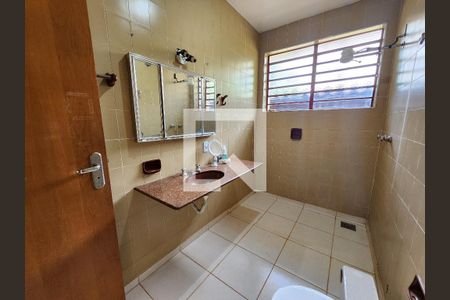 Casa à venda com 690m², 6 quartos e 3 vagasBanheiro Suíte 1