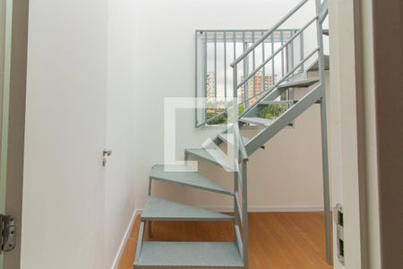 Apartamento para alugar com 93m², 1 quarto e sem vaga Apartamento para alugar com 93m², 1 quarto e sem vagaEscada