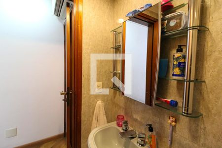 Apartamento à venda com 275m², 5 quartos e 4 vagasBanheiro da Suíte 2