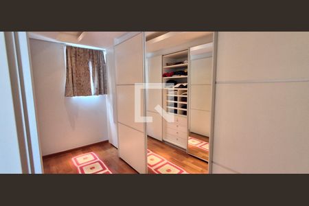 Casa à venda com 486m², 4 quartos e 4 vagasCloset