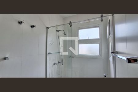 Casa à venda com 486m², 4 quartos e 4 vagasBanheiro Suíte 2