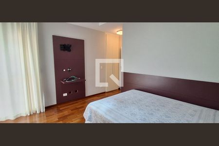 Casa à venda com 486m², 4 quartos e 4 vagasSuíte 2