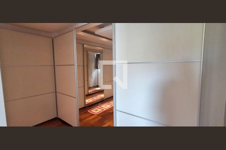 Casa à venda com 486m², 4 quartos e 4 vagasCloset