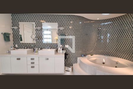 Casa à venda com 486m², 4 quartos e 4 vagasBanheiro Suíte Master