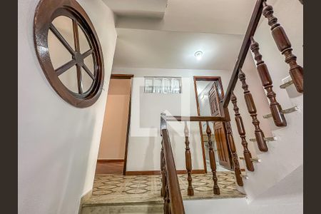 Casa de condomínio à venda com 256m², 3 quartos e 1 vagaEscada