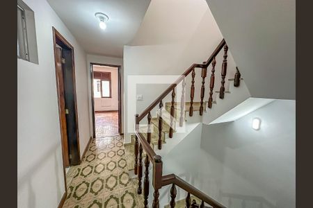 Casa de condomínio à venda com 256m², 3 quartos e 1 vagaEscada