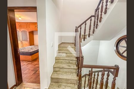 Casa de condomínio à venda com 256m², 3 quartos e 1 vagaEscada