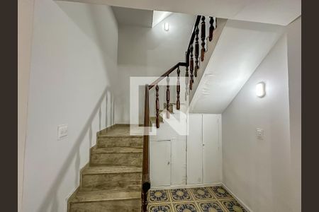 Casa de condomínio à venda com 256m², 3 quartos e 1 vagaEscada