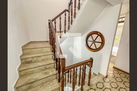 Casa de condomínio à venda com 256m², 3 quartos e 1 vagaEscada