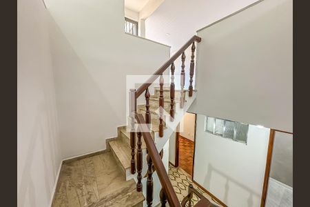 Casa de condomínio à venda com 256m², 3 quartos e 1 vagaEscada