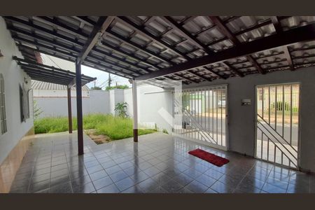 Casa para alugar com 300m², 8 quartos e 1 vaga Casa para alugar com 300m², 8 quartos e 1 vagaVaranda