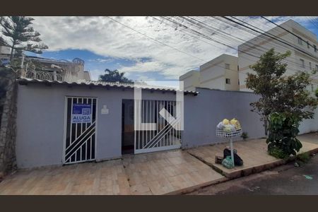 Casa para alugar com 300m², 8 quartos e 1 vaga Casa para alugar com 300m², 8 quartos e 1 vagaFachada