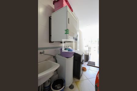 Casa à venda com 230m², 4 quartos e 3 vagas Casa à venda com 230m², 4 quartos e 3 vagasÁrea de serviço