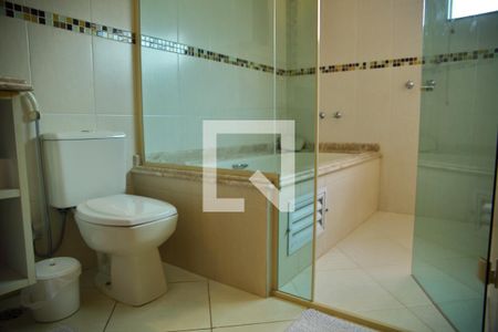 Casa à venda com 242m², 3 quartos e 4 vagasBanheiro da Suíte 1