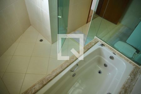 Casa à venda com 242m², 3 quartos e 4 vagasBanheiro da Suíte 1