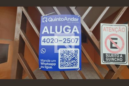 Casa para alugar com 125m², 2 quartos e 2 vagas Casa para alugar com 125m², 2 quartos e 2 vagasFachada do imóvel com placa QuintoAndar
