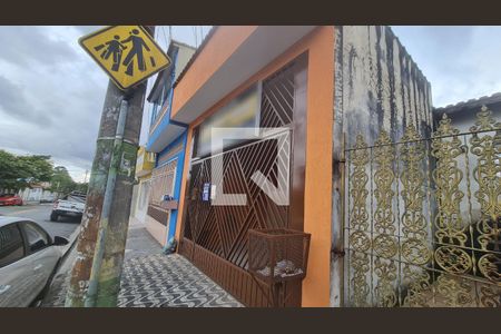 Casa para alugar com 125m², 2 quartos e 2 vagas Casa para alugar com 125m², 2 quartos e 2 vagasFachada do imóvel com placa QuintoAndar