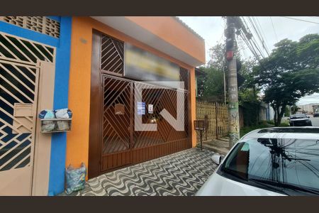Casa para alugar com 125m², 2 quartos e 2 vagas Casa para alugar com 125m², 2 quartos e 2 vagasFachada do imóvel com placa QuintoAndar