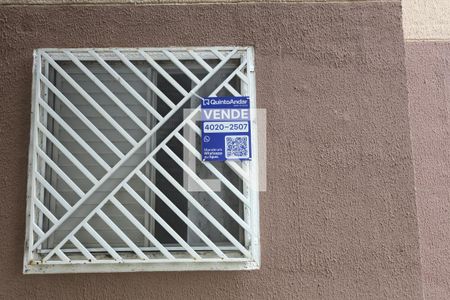 Apartamento à venda com 53m², 2 quartos e 1 vagaPlaca instalada na janela do imóvel