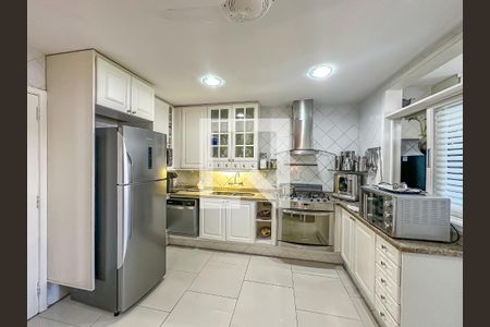 Apartamento à venda com 200m², 4 quartos e 2 vagas Apartamento à venda com 200m², 4 quartos e 2 vagasCozinha