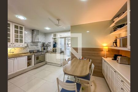 Apartamento à venda com 200m², 4 quartos e 2 vagas Apartamento à venda com 200m², 4 quartos e 2 vagasCozinha