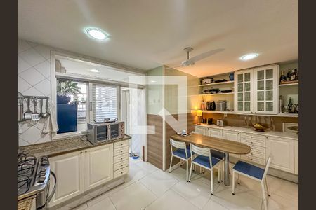 Apartamento à venda com 200m², 4 quartos e 2 vagas Apartamento à venda com 200m², 4 quartos e 2 vagasCozinha