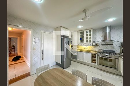 Apartamento à venda com 200m², 4 quartos e 2 vagas Apartamento à venda com 200m², 4 quartos e 2 vagasCozinha