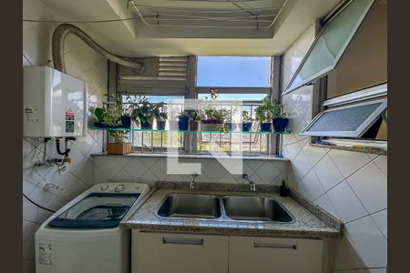 Apartamento à venda com 200m², 4 quartos e 2 vagas Apartamento à venda com 200m², 4 quartos e 2 vagasÁrea de Serviço