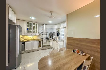 Apartamento à venda com 200m², 4 quartos e 2 vagas Apartamento à venda com 200m², 4 quartos e 2 vagasCozinha