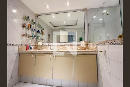 Apartamento à venda com 200m², 4 quartos e 2 vagas Apartamento à venda com 200m², 4 quartos e 2 vagasBanheiro