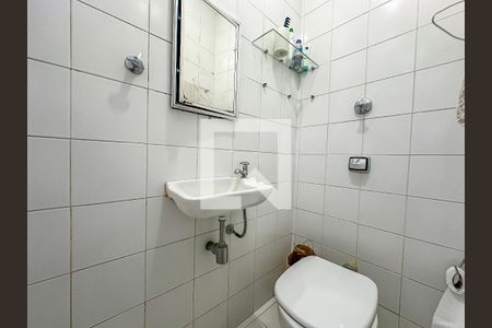Apartamento à venda com 200m², 4 quartos e 2 vagas Apartamento à venda com 200m², 4 quartos e 2 vagasBanheiro de Serviço
