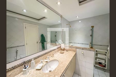 Apartamento à venda com 200m², 4 quartos e 2 vagas Apartamento à venda com 200m², 4 quartos e 2 vagasBanheiro