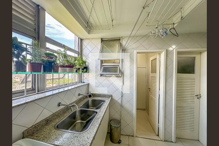 Apartamento à venda com 200m², 4 quartos e 2 vagas Apartamento à venda com 200m², 4 quartos e 2 vagasÁrea de Serviço