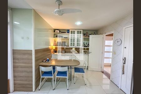 Apartamento à venda com 200m², 4 quartos e 2 vagas Apartamento à venda com 200m², 4 quartos e 2 vagasCozinha