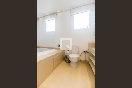 Apartamento à venda com 380m², 3 quartos e 5 vagas Apartamento à venda com 380m², 3 quartos e 5 vagasBanheiro da Suíte 1