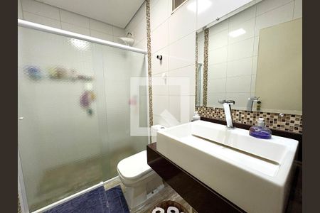 Casa à venda com 213m², 3 quartos e 2 vagas Casa à venda com 213m², 3 quartos e 2 vagasBanheiro Social