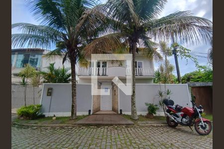 Casa à venda com 360m², 3 quartos e 3 vagas Casa à venda com 360m², 3 quartos e 3 vagasFachada da Casa