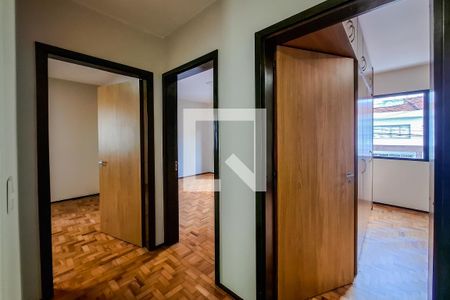 Casa à venda com 216m², 5 quartos e 3 vagas Casa à venda com 216m², 5 quartos e 3 vagasCorredor