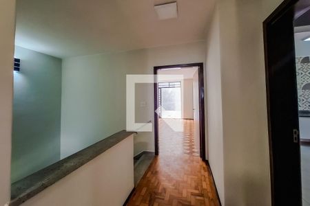 Casa à venda com 216m², 5 quartos e 3 vagas Casa à venda com 216m², 5 quartos e 3 vagasCorredor