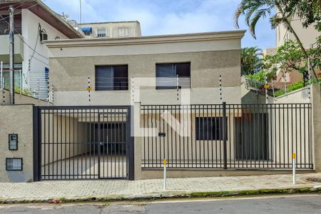 Casa à venda com 216m², 5 quartos e 3 vagas Casa à venda com 216m², 5 quartos e 3 vagasFachada