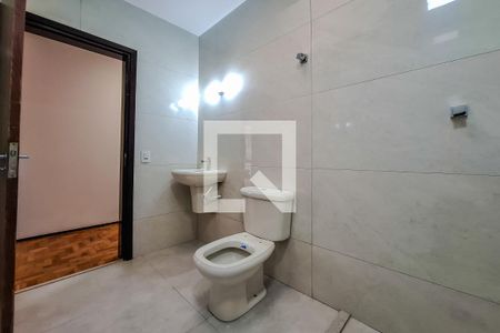 Casa à venda com 216m², 5 quartos e 3 vagas Casa à venda com 216m², 5 quartos e 3 vagasvBanheiro