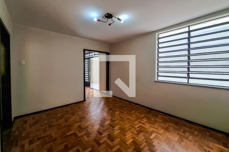 Casa à venda com 216m², 5 quartos e 3 vagas Casa à venda com 216m², 5 quartos e 3 vagasSala